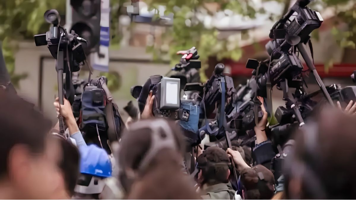 No cameras please; a Secretary invites media for coverage